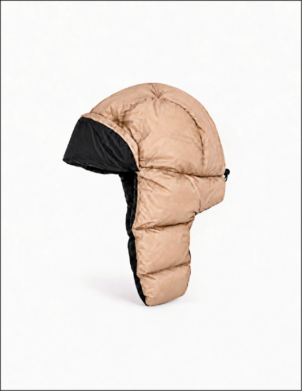 MAISON KITSUNÉ×NANGA曜石黑杏仁奶霜羽絨帽，包覆耳部的設計增添保暖效果，8,000元。