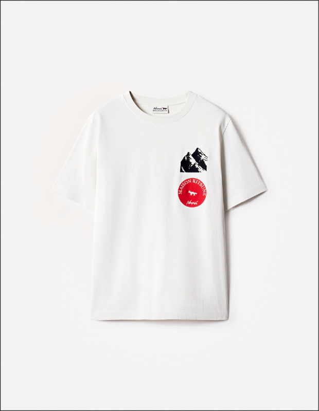 MAISON KITSUNÉ×NANGA巖霧米印花舒適短TEE，胸前結合山峰圖案與聯名標誌，5,200元。