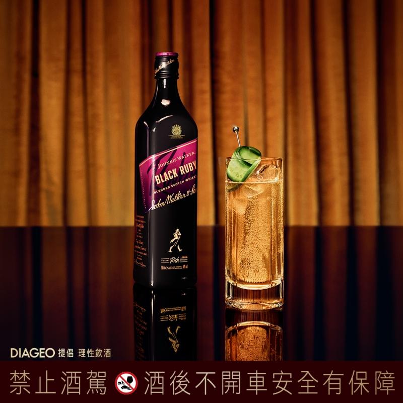 Johnnie Walker Black Ruby威士忌與Rosé個人專屬特調「Twist of Something Highball」，以清新黃瓜片點綴，展現俐落的調酒風格。（DIAGEO提供）