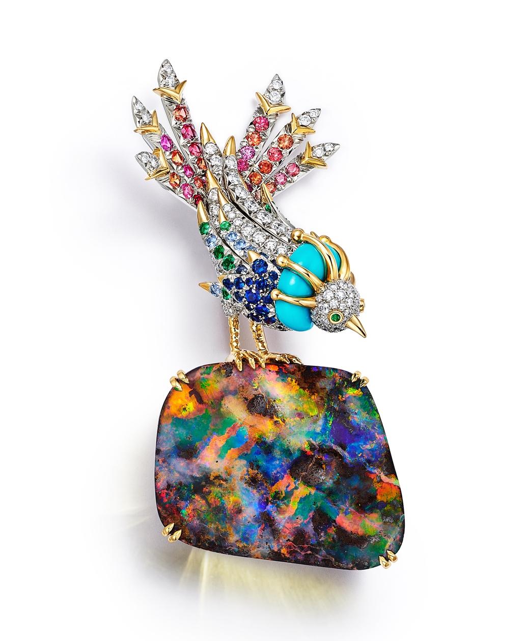 Tiffany & Co. Blue Book 2026 Hidden Garden Paradise Bird胸針，鉑金、黃K金、蛋白石、祖母綠、粉紅色藍寶石、藍色藍寶石、橙色藍寶石、綠松石、碧璽、鑽石。