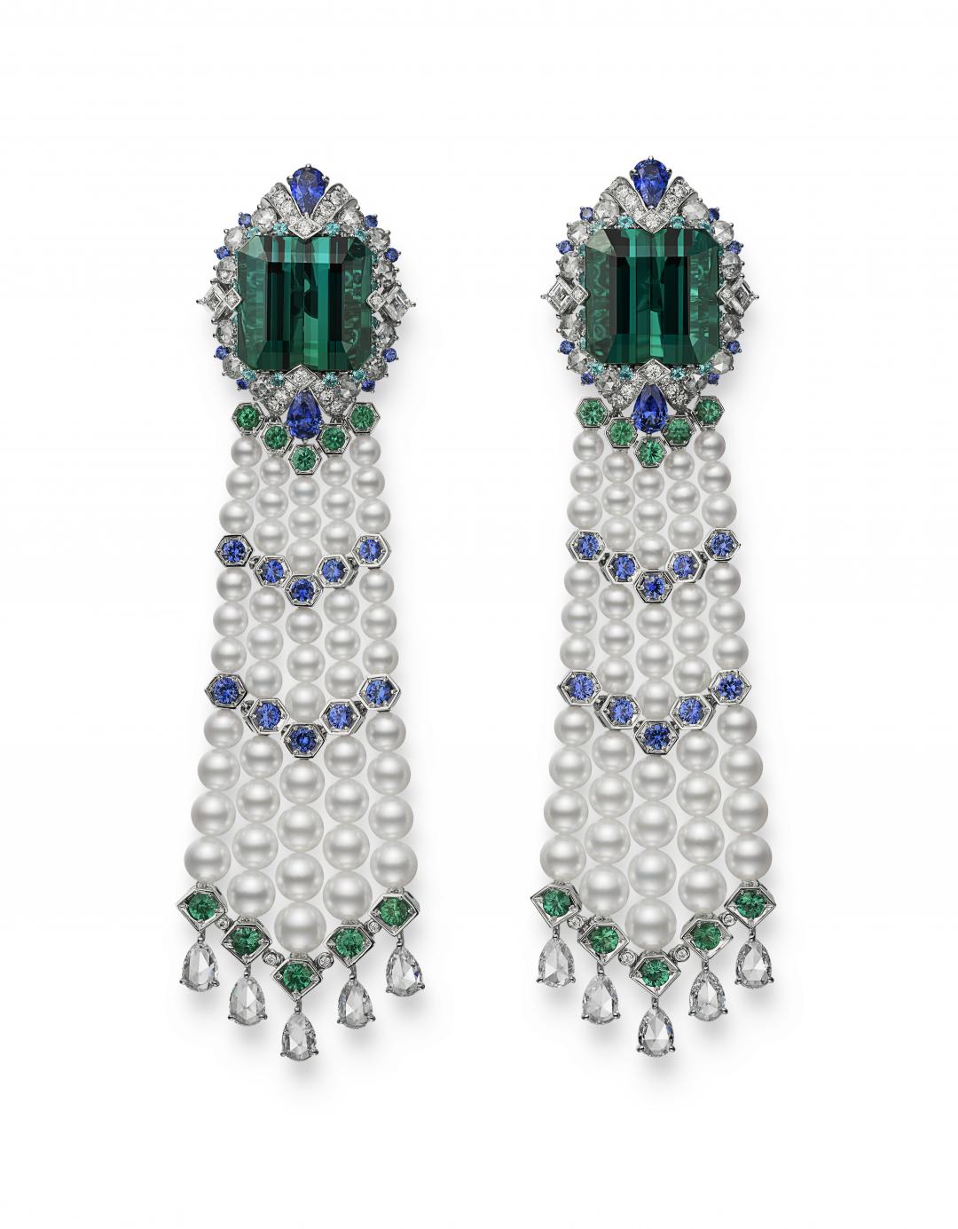 MIKIMOTO L’éclat Solaire耳環，Akoya珍珠、碧璽、藍寶石、祖母綠、鑽石。