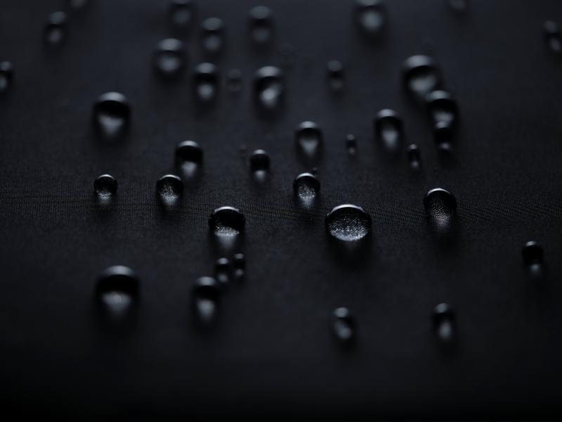 Arc’teryx Sidewinder採用GORE-TEX ePE面料，水珠凝結於布料表面，呈現防潑水效果。（Arc’teryx提供）