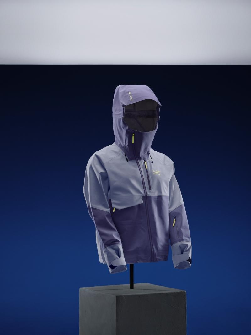 Arc’teryx Sidewinder女款滑雪硬殼外套，以雙色拼接與短版輪廓展現俐落風格。（Arc’teryx提供）