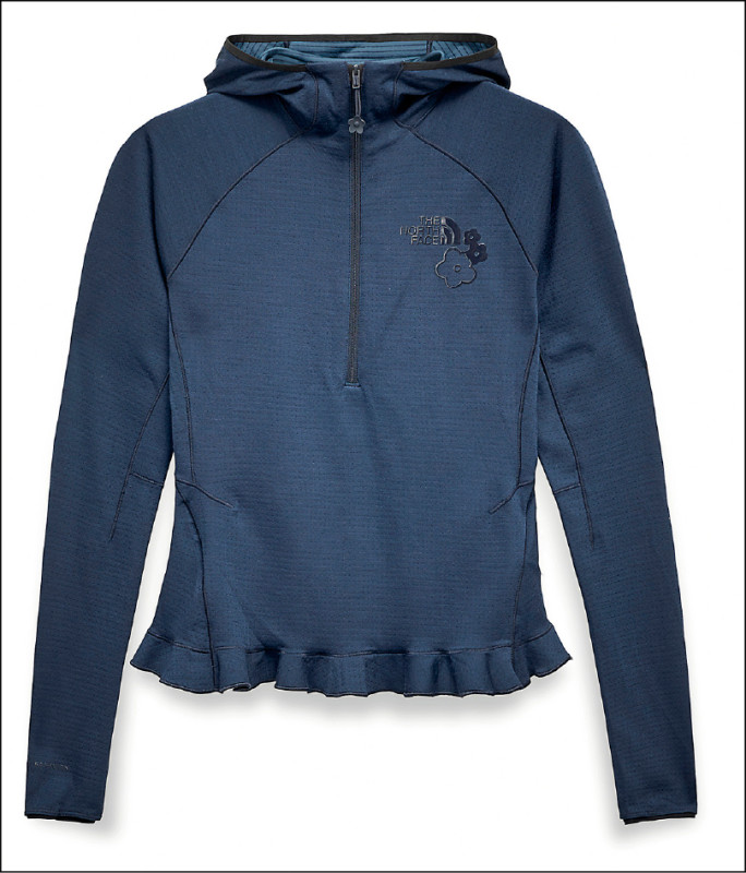 Symone DotKnit連帽上衣（藍色），荷葉下襬與連帽設計，提升服裝包覆性，加強保暖，11,880元。