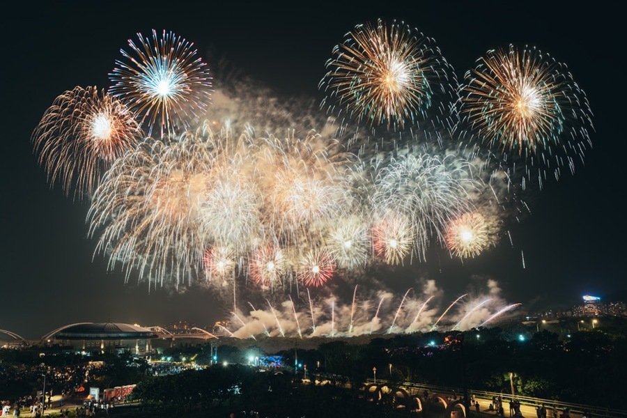 新北市美術館開館周年「光有回聲」煙火×無人機展演