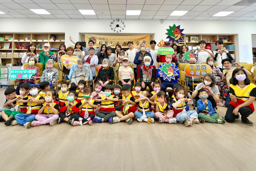 歌聲暖日照！日月光攜手台大學生與幼兒園打造「銀髮同樂會」