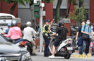 自由開講》洗刷行人地獄惡名 應儘速於行人穿越道設置按鈕式紅綠燈