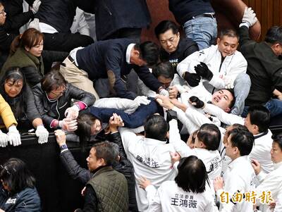黑暗流浪者》賴政府準備開始讓藍白體驗到行政權的威力