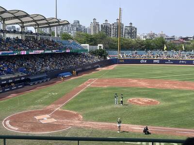 法操》在球場被水泥塊砸到，誰該負責？