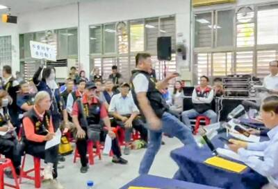 許美華頻道》傅崐萁「 閉門」重建會 張峻踹出災民憤怒