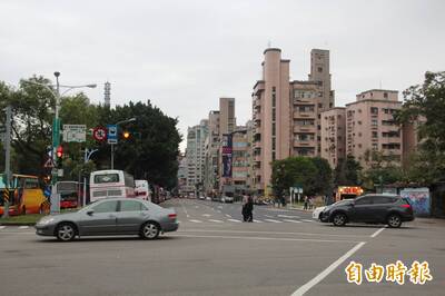 自由開講》輪椅走一趟，才看見台北無障礙道路斷在哪裡