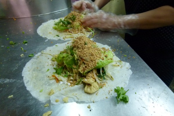 雞肉捲(複數)是chicken rolls,被餐廳誤植為chicken rool。炸春捲(複數)應為spring rolls,也被餐廳誤植,成了spring roos。在場用餐的國內外英語教學專家看了之後竊竊私語,面面相覷。(資料照,記者蔡宗勳攝) 雞肉捲(複數)是chicken rolls,被餐廳誤植為chicken rool。炸春捲(複數)應為spring rolls,也被餐廳誤植,成了spring roos。在場用餐的國內外英語教學專家看了之後竊竊私語,面面相覷。(資料照,記者蔡宗勳攝)