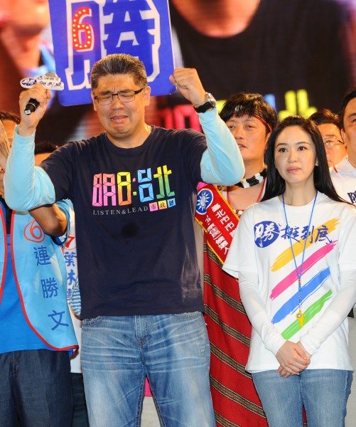 連勝文、蔡依珊的人生,原本可以輕輕鬆鬆,王子公主過著幸福的生活。捲入這場新世紀改變台灣從台北開始的劃時代選戰,正是連勝文滿腹委曲、蔡依珊傷心落淚的一切起始。請別讓依珊再為台北市流淚。祝願連勝文、蔡依珊回歸平靜的家庭生活,一生幸福美滿,一如蔡依珊畢生所願。(資料照,記者張嘉明攝) 連勝文、蔡依珊的人生,原本可以輕輕鬆鬆,王子公主過著幸福的生活。捲入這場新世紀改變台灣從台北開始的劃時代選戰,正是連勝文滿腹委曲、蔡依珊傷心落淚的一切起始。請別讓依珊再為台北市流淚。祝願連勝文、蔡依珊回歸平靜的家庭生活,一生幸福美滿,一如蔡依珊畢生所願。(資料照,記者張嘉明攝)