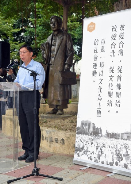「柯文哲說現代人缺乏歷史感,才無法對過去現在未來做反思和計畫。一個人信手拈來都是對蔣渭水、林獻堂、我們腳下這塊土地的真誠體悟,另一個說松山是山、社子島是島,要做決定難道真的這麼難?」圖為台北市長候選人柯文哲27日在蔣渭水公園發表短講。(記者王敏為攝) 「柯文哲說現代人缺乏歷史感,才無法對過去現在未來做反思和計畫。一個人信手拈來都是對蔣渭水、林獻堂、我們腳下這塊土地的真誠體悟,另一個說松山是山、社子島是島,要做決定難道真的這麼難?」圖為台北市長候選人柯文哲27日在蔣渭水公園發表短講。(記者王敏為攝)