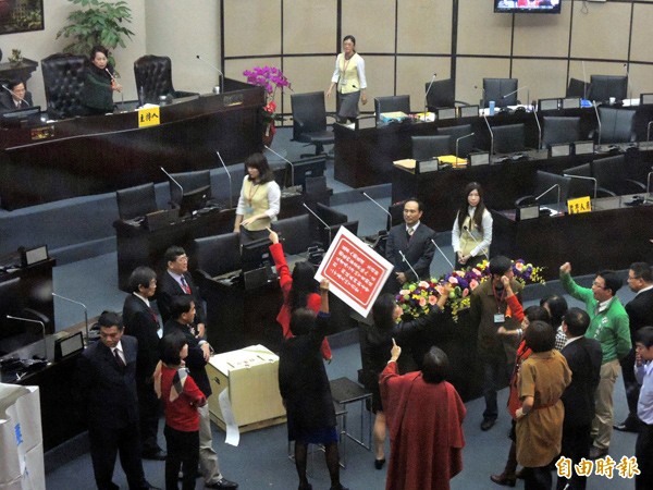台南市議會昨舉行正、副議長選舉，投票匭一度被推倒在地，藍、綠陣營議員在議場內相互指責、叫罵。（記者王俊忠攝）