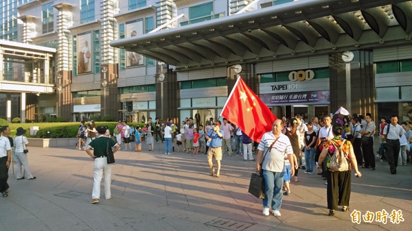 圖為愛國同心會成員在觀光人潮眾多的台北一○一廣場,高舉五星旗。(資料照,記者陳彥鈞攝) 圖為愛國同心會成員在觀光人潮眾多的台北一○一廣場,高舉五星旗。(資料照,記者陳彥鈞攝)