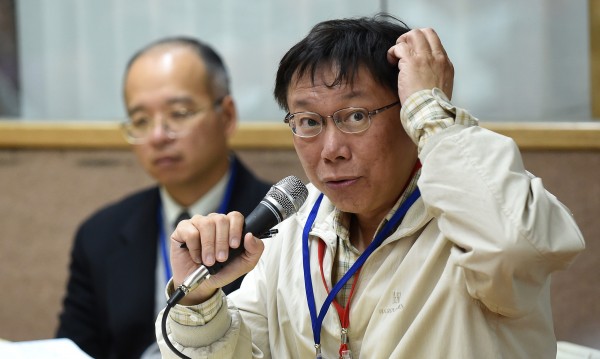 作者表示,全國民眾都引頸渴望了解,為什麼有人可以毫無專業爽領年薪800萬,而大部分人拚死拚活,流血流汗,月入只有3至5萬元,希望柯文哲(前)幫忙解答。(資料照,記者劉信德攝) 作者表示,全國民眾都引頸渴望了解,為什麼有人可以毫無專業爽領年薪800萬,而大部分人拚死拚活,流血流汗,月入只有3至5萬元,希望柯文哲(前)幫忙解答。(資料照,記者劉信德攝)