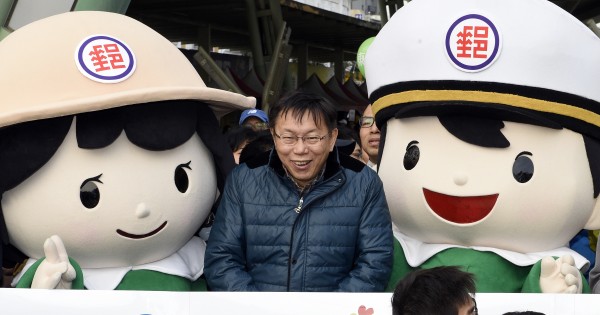 作者希望,「24小時府會聯絡員」只是柯文哲(中)的突發奇想,否則柯市長只不過是個連使用說明書都不看,把微波爐當烤箱用的無知狂人罷了。(記者叢昌瑾攝) 作者希望,「24小時府會聯絡員」只是柯文哲(中)的突發奇想,否則柯市長只不過是個連使用說明書都不看,把微波爐當烤箱用的無知狂人罷了。(記者叢昌瑾攝)