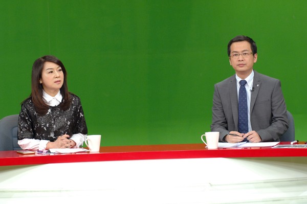 前總統府副秘書長羅智強（右）、媒體人周玉蔻（左）參加華視新聞節目錄影。（華視提供）