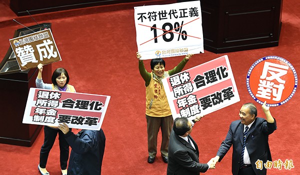 立法院23日趕在院會最後一天，審議中央政府總預算案，包括在野黨團所提刪除18％優存利息、軍公教退休人員子女教育補助、年終慰問金等案，朝野上演表決大戰，各黨團贊成、反對及各式主張標語看板登場較勁。（記者劉信德攝）
