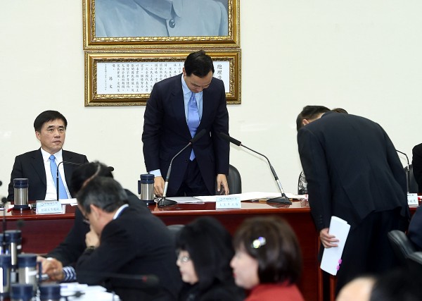 民進黨台南市議員邱莉莉認為,提內閣制的朱立倫露出黨政不分的面目,可看出他所提的權責相符絕對另有心計。圖為農委會主委陳保基日前到國民黨中常會報告禽流感疫情,向國民黨主席朱立倫敬禮。(資料照,記者方賓照攝) 民進黨台南市議員邱莉莉認為,提內閣制的朱立倫露出黨政不分的面目,可看出他所提的權責相符絕對另有心計。圖為農委會主委陳保基日前到國民黨中常會報告禽流感疫情,向國民黨主席朱立倫敬禮。(資料照,記者方賓照攝)