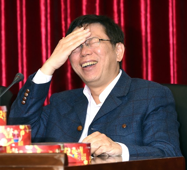 台北市長柯文哲28日為小林村義賣甜粿，會後接受採訪時，因媒體記者又問到贈表失言事件，柯文哲做了一個頭痛的動作。（記者方賓照攝）