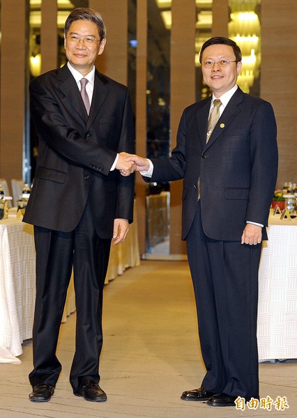 陸委會主委王郁琦（右）、中國國台辦主任張志軍（左）。（資料照，記者朱沛雄攝）