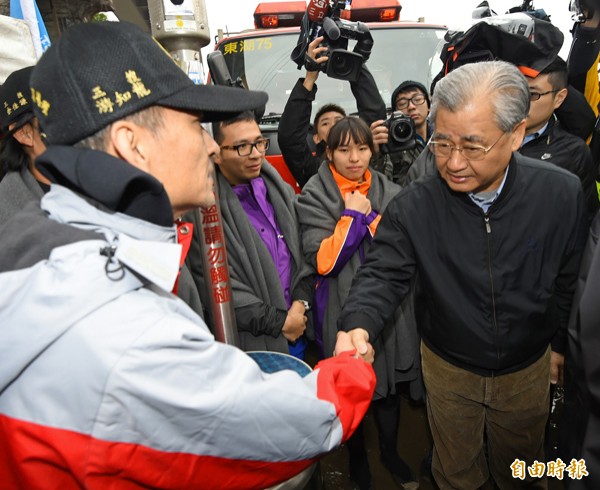 復興航空空難搜救進入第五天,8日行政院長毛治國到現場了解搜救進度,並慰問救災人員。(記者張嘉明攝) 復興航空空難搜救進入第五天,8日行政院長毛治國到現場了解搜救進度,並慰問救災人員。(記者張嘉明攝)