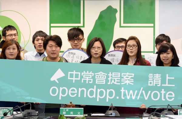 根據媒體民調,九合一選舉之後的第一份一對一民調顯示,蔡英文(中)以顯著優勢領先了朱立倫。(資料照,記者羅沛德攝) 根據媒體民調,九合一選舉之後的第一份一對一民調顯示,蔡英文(中)以顯著優勢領先了朱立倫。(資料照,記者羅沛德攝)