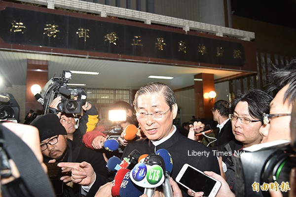 張安樂在大寮監獄前受訪畫面。(記者張忠義攝) 張安樂在大寮監獄前受訪畫面。(記者張忠義攝)