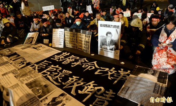 消防員穿著血衣喊著死去弟兄的名上街了。(資料照,記者林正堃攝) 消防員穿著血衣喊著死去弟兄的名上街了。(資料照,記者林正堃攝)