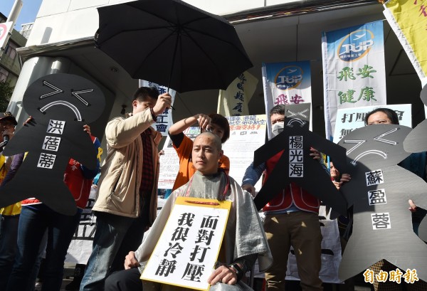 為爭取勞權,空服員以剃頭落髮的行動,表達對對華航「無『髮』無天」的抗議。(資料照,記者廖振輝攝) 為爭取勞權,空服員以剃頭落髮的行動,表達對對華航「無『髮』無天」的抗議。(資料照,記者廖振輝攝)