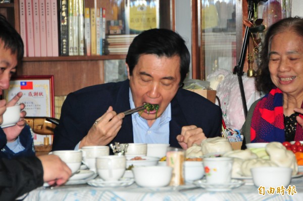 作者嘲諷,馬英九(中)自己洩露天機說,「不會找夫人訴苦。」因為說了等於白說嘛,馬英九是左耳進,右耳出,根本不聽「人」話,不是嗎?(資料照,記者花孟璟攝) 作者嘲諷,馬英九(中)自己洩露天機說,「不會找夫人訴苦。」因為說了等於白說嘛,馬英九是左耳進,右耳出,根本不聽「人」話,不是嗎?(資料照,記者花孟璟攝)