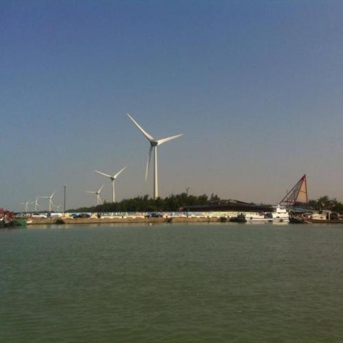 台灣從 2001年提出《海洋白皮書》，自我定位為「海洋國家」，當然得努力跟進這一波的海上能源競賽，於是，2012年7月經濟部能源局頒布「風力發電離岸系統示範獎勵辦法」，除了提高離岸風電的躉購電價，並以經費補助方式鼓勵民間企業投資風場。