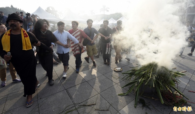 過去部落就像是一個個獨立國家，每個族群都有其決議的方式，大多是偏向共識決。族人共同決定生活、土地利用、祭儀的進行等事宜。（資料照，記者叢昌瑾攝）
