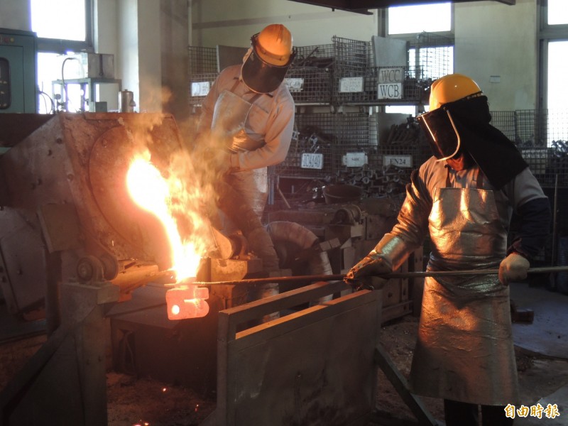 馬政府一年花在現職及退休軍公教等機關人事費用已超過1.2兆元，相當於稅收的6成，而政府稅收70%以上卻是來自經濟弱勢的勞工受薪階級；正當人民飽受物價房價不斷上漲、實質薪資倒退15年、年輕人遭受失業及22K低薪之苦時，卻要推這種只圖利公務員而債留子孫的政策，叫勞工情何以堪。（資料照，記者黃邦平攝）