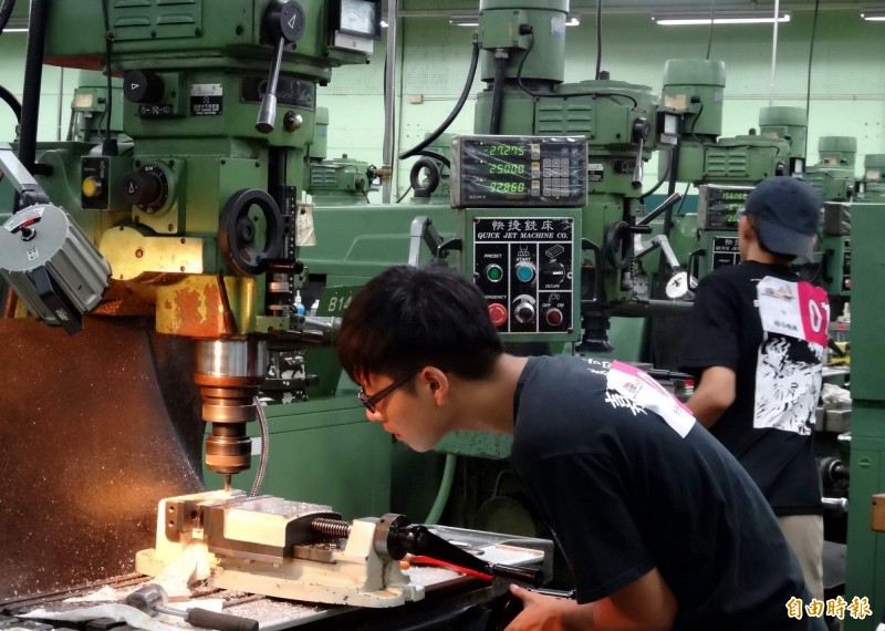 每到選舉前就會聽到幫勞工及公務員加薪的政策，到頭來不是圖利財團，就只圖利少數特定族群，而徒增階級對立，不然就只是亂喊一通純為騙選票。（資料照，記者張菁雅攝）