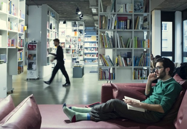 Open這家書店能力提供40個工作間的活動空間，讓學生、藝術家、記者、企業家混在一起。空間中就只放著一張20米長的桌子。很多公司都選Open來搞記者招待會、研討會和訓練活動。