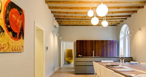 Presso位於唐人街的心臟地帶，它既是產品陳列室，也是公眾的客廳－－任何人都可以進來，打開冰箱，拿枝啤酒，甚至使用廚房煮麵（自備或使用櫃子裡有的東西），坐下吃一頓飯。每天的下午6時前，所有物品都免費。