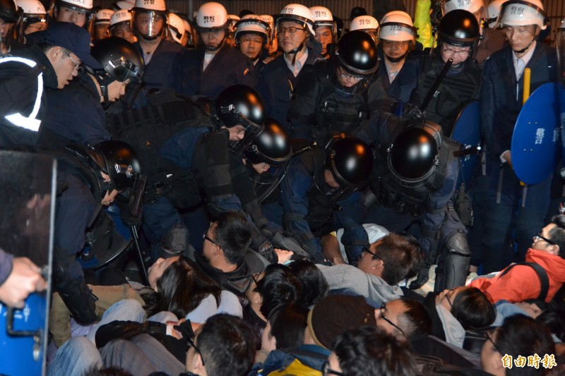 警察在323當天傷害的不只是抗爭者的身體，某些東西也一併流失了，不只是參與者，整個社會都受到影響，這也是為什麼323事件急需轉型正義的落實以彌補傷痕。（資料照，記者吳柏軒攝）