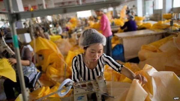 2015年許多外資紛紛急撤中國，中國製造業榮景面臨巨大挑戰。（圖擷自BBC）