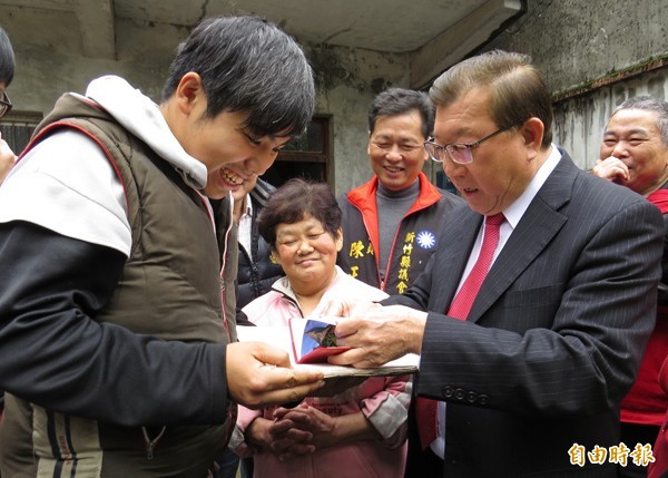 陳宏智（前排左）向新竹縣長邱鏡淳（前排右）展示他記錄生活大小事的筆記本。（資料照，記者蔡孟尚攝）