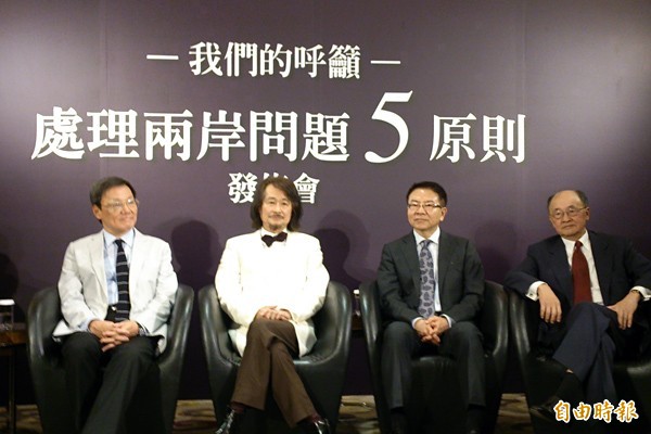 洪奇昌（右二）多次對兩岸議題表示審慎樂觀的態度，圖為去年5月洪奇昌參與「處理兩岸問題五原則」記者會。（資料照，記者陳慧萍攝）