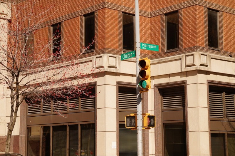 希拉蕊競選總部大樓的一角剛好是Pierrepont Street & Clinton Street交叉口。（圖:作者提供）