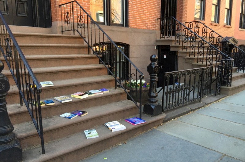 春天到秋天時的Brooklyn常常會看到一個特有景象，住戶把自己已經不需要的書放在門口walk-up的階梯上，免費送人。這些書就是所謂的stoop books。（圖:作者提供）