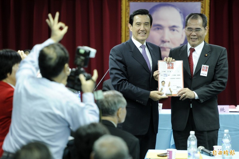 為了規避《政治獻金法》的規範，候選人多以「後援會」的形式，來規避競選人帳戶必須申報的問題。圖為馬英九出席全國競選總部所舉辦的「國民大會代表馬吳後援總會」成立。（記者叢昌瑾攝）
