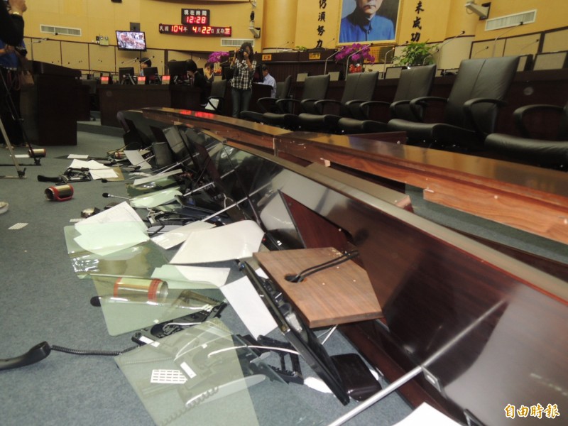 市議員林阳乙怒嗆賴清德，怒掀官員席桌椅。（資料照，記者蔡文居攝）