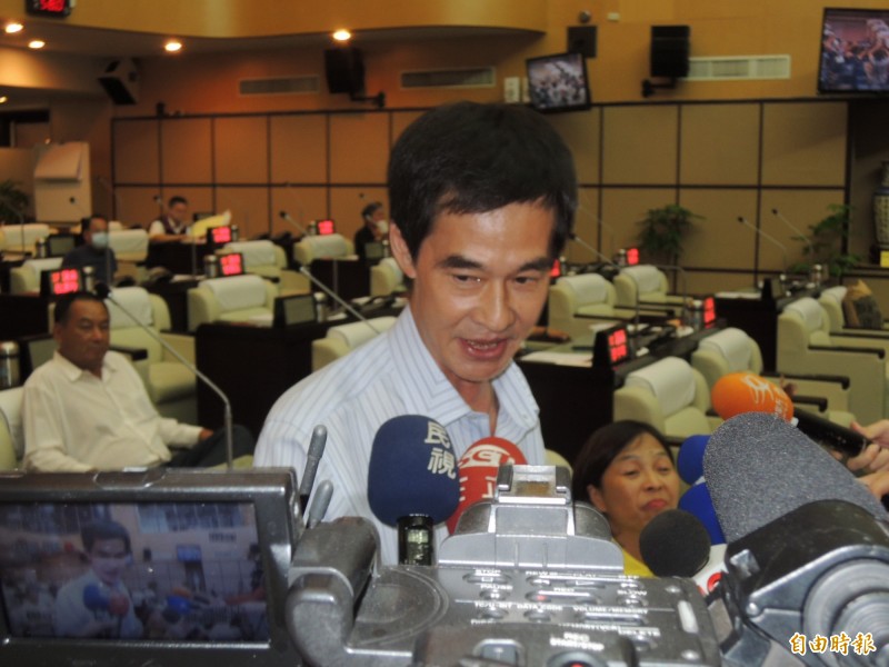 林阳乙選前拼命掛著與賴市長的合照，但現在卻成了黑金議長的禁衛軍？（資料照，記者蔡文居攝）