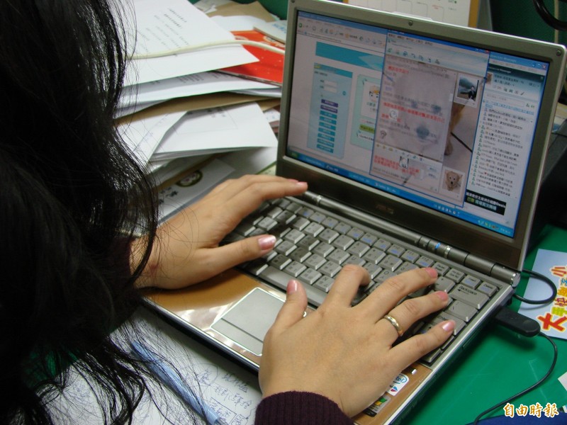 網路批判不等於網路霸凌，我們更不能因此便選擇放棄言論自由。縱使有不當的言論，應以誹謗罪或公然污辱罪相繩（事後審查），而非限制言論自由。（資料照，記者周敏鴻攝）