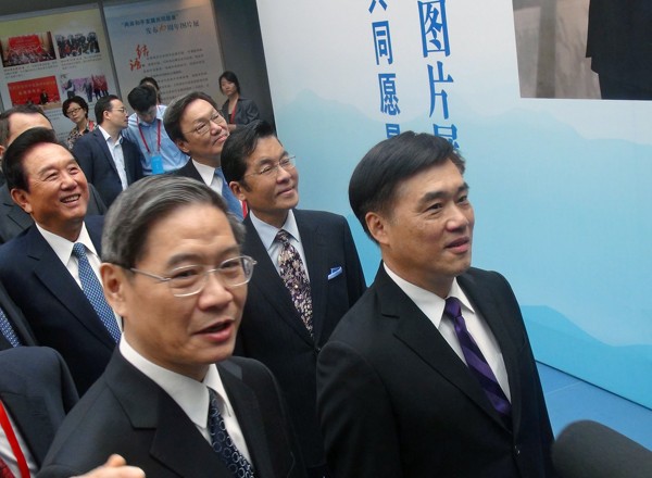 國民黨副主席郝龍斌（前排右）與中國國台辦主任張志軍（前排左）。（中央社資料照）